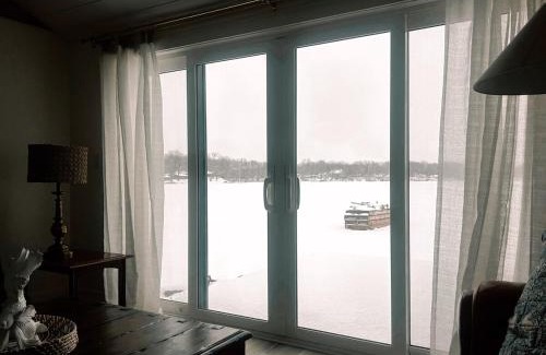 Howe House | Lakefront Girls getaway Romantic Retreat low fees