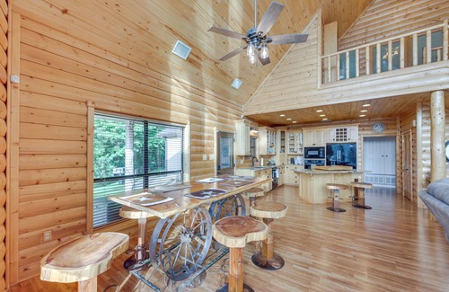 Gladewater House | Lakefront Gladewater Retreat w/Dock + Hot Tub!