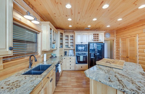 Gladewater House | Lakefront Gladewater Retreat w/Dock + Hot Tub!