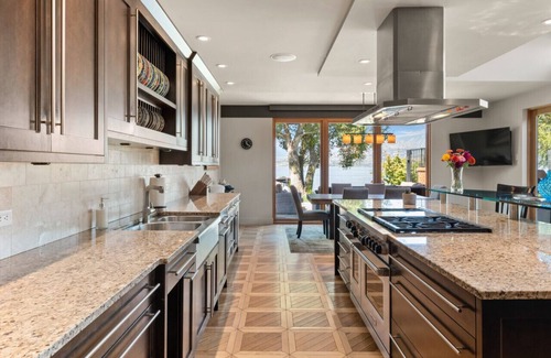 Central Okanagan House | Lakefront Grandeur: Okanagan Home With Pool & Tennis Court