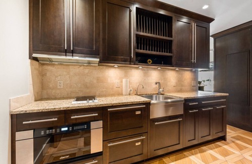 Central Okanagan House | Lakefront Grandeur: Okanagan Home With Pool & Tennis Court