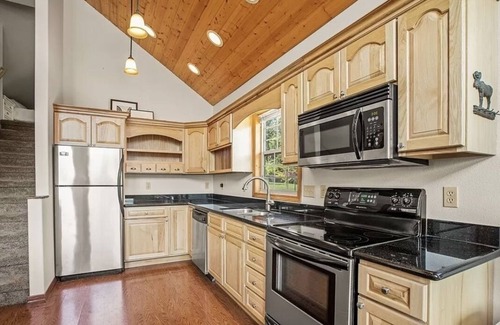 Eatonville House | Lakefront Guesthouse Cabin with Loft