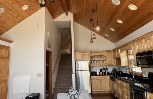 Eatonville House | Lakefront Guesthouse Cabin with Loft