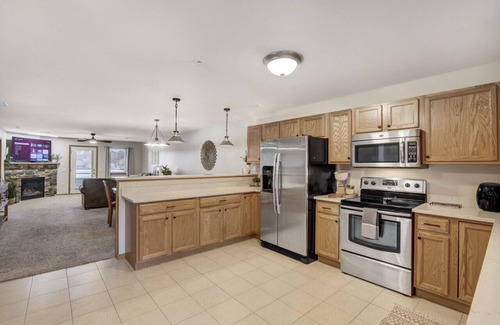Lake Delton Condo | Lakefront Haven - Families, Golfers, Girl's Trips