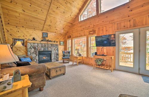 Hawks House | Lakefront Hawks Getaway - Fire Pit and Kayaks!