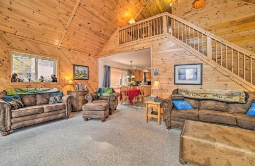 Hawks House | Lakefront Hawks Getaway - Fire Pit and Kayaks!