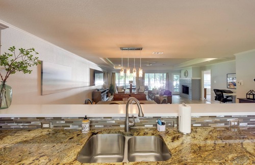 Enchanted Oaks House | Lakefront Home w/Dock in Mabank: Near Golfing!