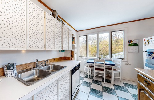 Isle La Motte Cabin | Lakefront Home with Private Beach & Gorgeous Peninsula Location - Dogs OK