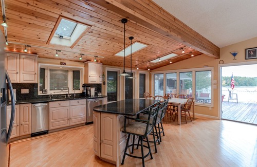 Monticello House | Lakefront - Hot Tub - Beach - Deck - BBQ - Peloton