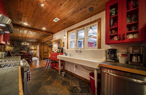 Huddleston House | Lakefront,Hot-Tub, Fire-Pit, Dogs allowed,fireplaces, Fenced yard, Pool Table,