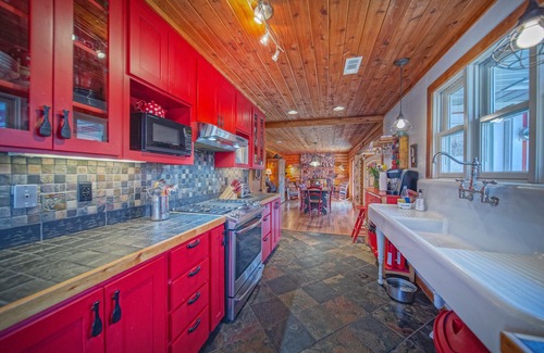 Huddleston House | Lakefront,Hot-Tub, Fire-Pit, Dogs allowed,fireplaces, Fenced yard, Pool Table,