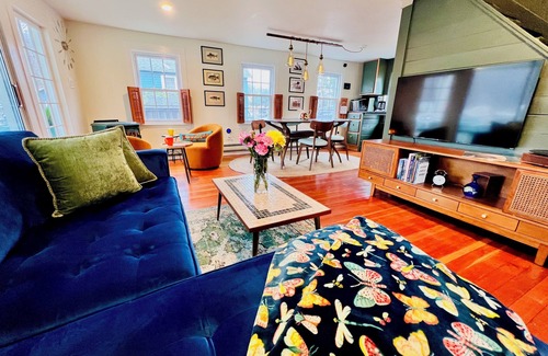 Hancock Cottage | Lakefront! Hot Tub-Sauna-Cold Tubs-SUPs-Bikes-Canoe-Kayak-Sundeck-Firepit-Dock!