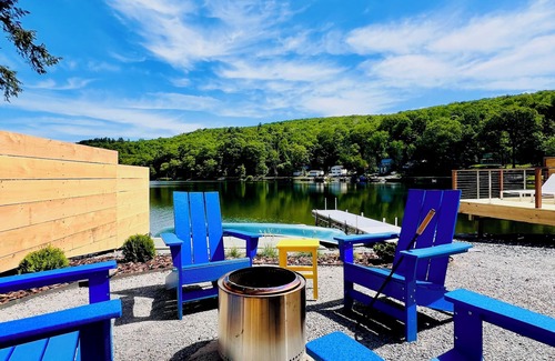 Hancock Cottage | Lakefront! Hot Tub-Sauna-Cold Tubs-SUPs-Bikes-Canoe-Kayak-Sundeck-Firepit-Dock!