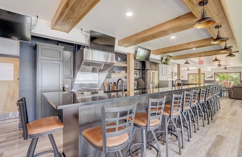 Markesan House | Lakefront! Huge Game RM + Chefs Kitchen! Sleep 40!