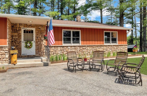 Riverview House | Lakefront Lodge-Private Dock-Swimming-Game Room
