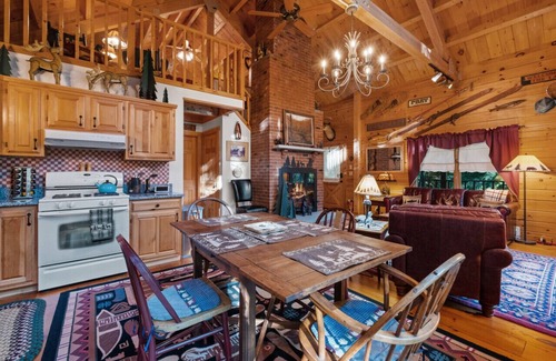 Washington Cabin | Lakefront Log Cabin on 2 acres