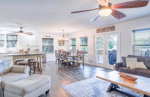 Fort Ann House | Lakefront Lookout - Family and Pet-Friendly
