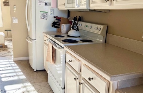 Iona Condo | Lakefront luxury 3-bedroom 2-bath condo with garage in Fort Myers, near beach!