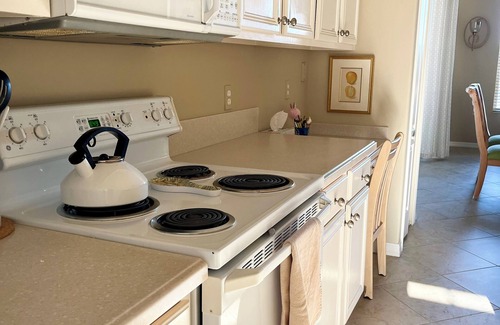 Iona Condo | Lakefront luxury 3-bedroom 2-bath condo with garage in Fort Myers, near beach!