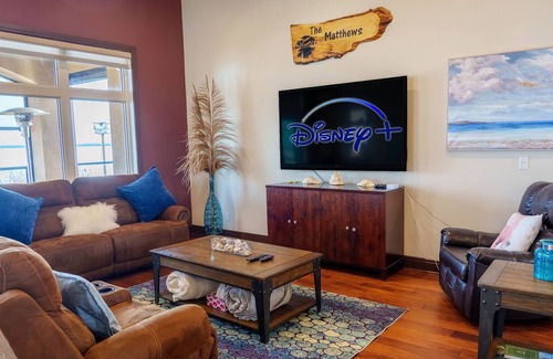 Central Alberta Cabin | Lakefront Luxury Home|AC|Fireplace|Two Ensuites