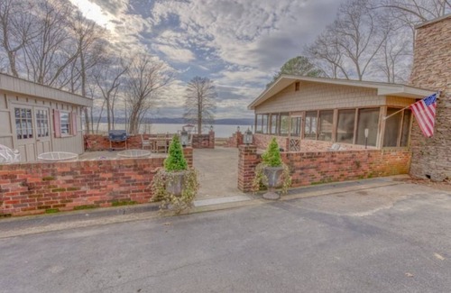 Lutts House | Lakefront Luxury Comfort Home offering Large Acreage and Privacy