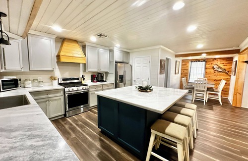 Negreet House | Lakefront Luxury: Commercial Icemachine, Fire Pit, Your Getaway Awaits!