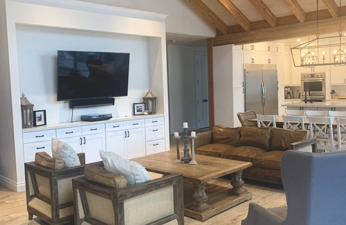 Lac La Hache Ski Chalet | Lakefront Luxury on Lac La Hache – 4BR, Sleeps 8+ Private Launch Dock & Hot Tub!