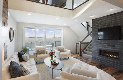 Mound House | Lakefront Luxury