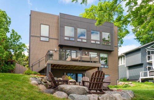 Mound House | Lakefront Luxury