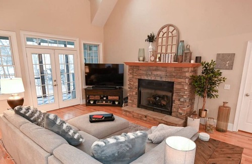 Toccoa House | Lakefront Manor w/ Hot Tub