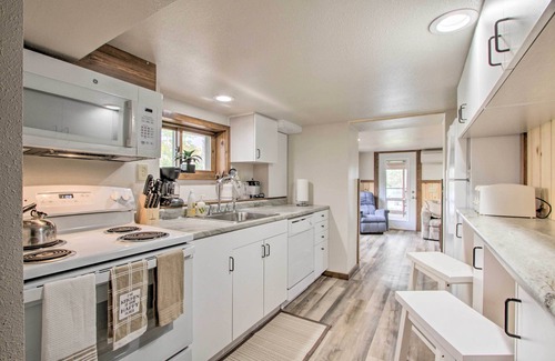 New Auburn Apartment | Lakefront New Auburn Apartment w/Shared Dock
