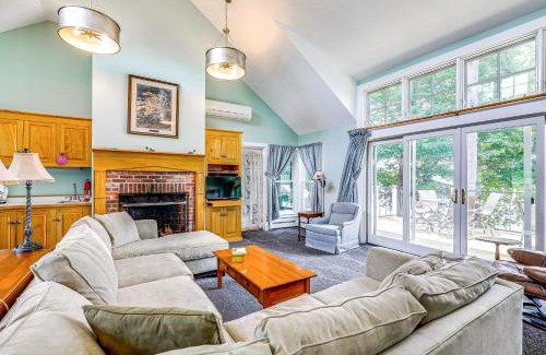 New London House | Lakefront New London Retreat with Dock and Hot Tub!
