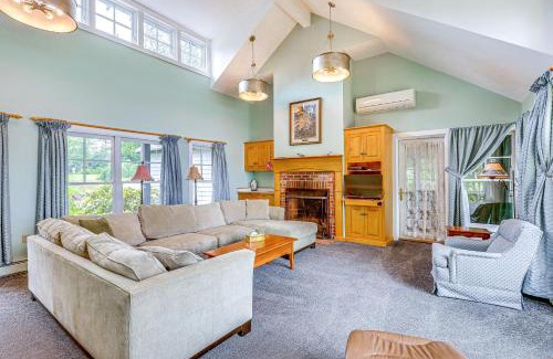 New London House | Lakefront New London Retreat with Dock and Hot Tub!