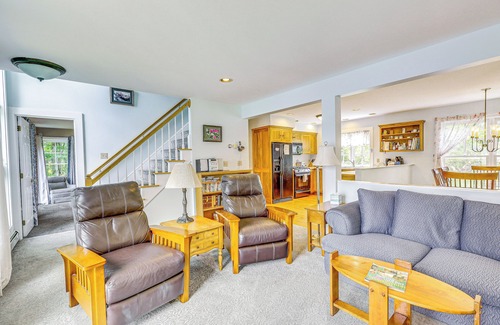 New London House | Lakefront New London Retreat w/Dock & Hot Tub!