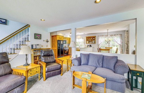 New London House | Lakefront New London Retreat w/Dock & Hot Tub!