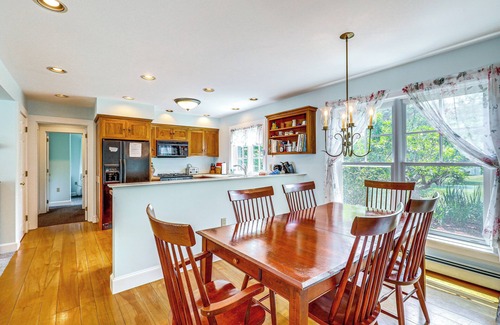 New London House | Lakefront New London Retreat w/Dock & Hot Tub!