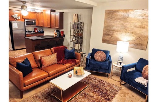 Mid America House | Lakefront Oasis