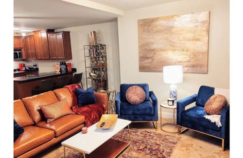 Mid America House | Lakefront Oasis