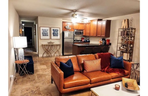 Mid America House | Lakefront Oasis