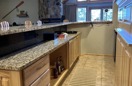 Lake Shore Estates Condo | Lakefront Penthouse Retreat: Stunning Views, Bar, Golf & Fun on Castle Rock Lake