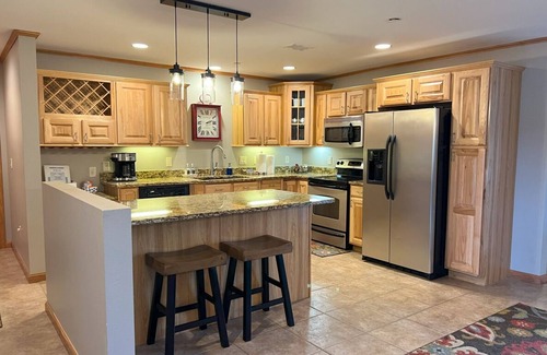 Lake Shore Estates Condo | Lakefront Penthouse Retreat: Stunning Views, Bar, Golf & Fun on Castle Rock Lake