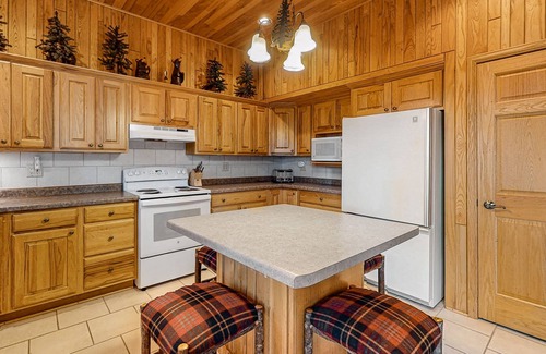 Manitowish Waters Condo | Lakefront resort retreat with screened porch, fireplace, pool, marina, & dining