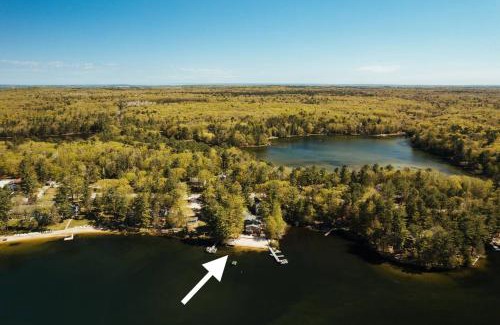 Mayfield House | Lakefront Resort Retreat-Pontoon & SUP Rentals