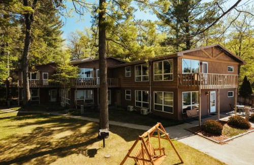 Mayfield House | Lakefront Resort Retreat-Pontoon & SUP Rentals