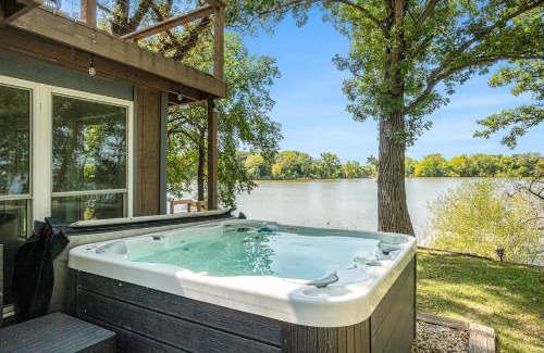 Jackson House | Lakefront Retreat~Hot Tub~Game Room~Fire Pit~ BBQ
