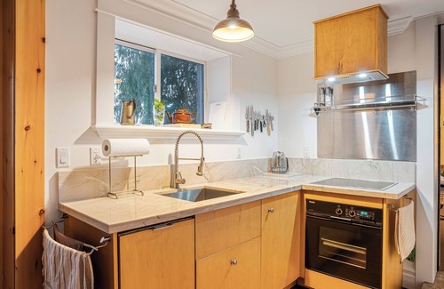 Scugog House | Lakefront Retreat with Sauna, Fireplace & Parking