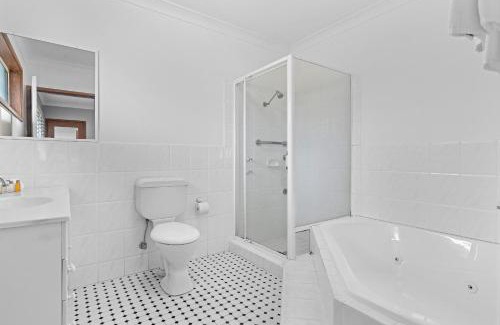 Chittaway Point House | Lakefront Serenity