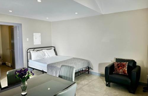 Carling House | Lakefront Studio Cottage #8