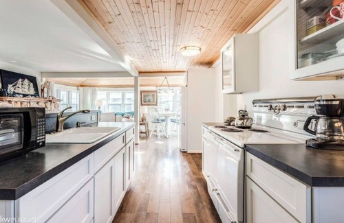 North Lakeport Cottage | Lakefront Shorewood Cottage with room to make amazing family memories.