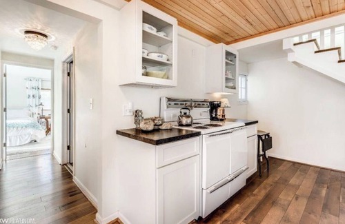 North Lakeport Cottage | Lakefront Shorewood Cottage with room to make amazing family memories.